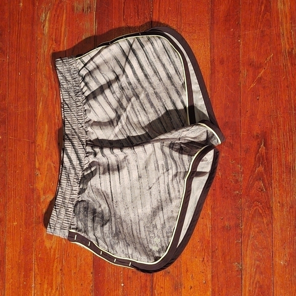 Under Armour Fitted Gray Athletic Shorts with Neon Green Trim Sz S - Picture 1 of 10